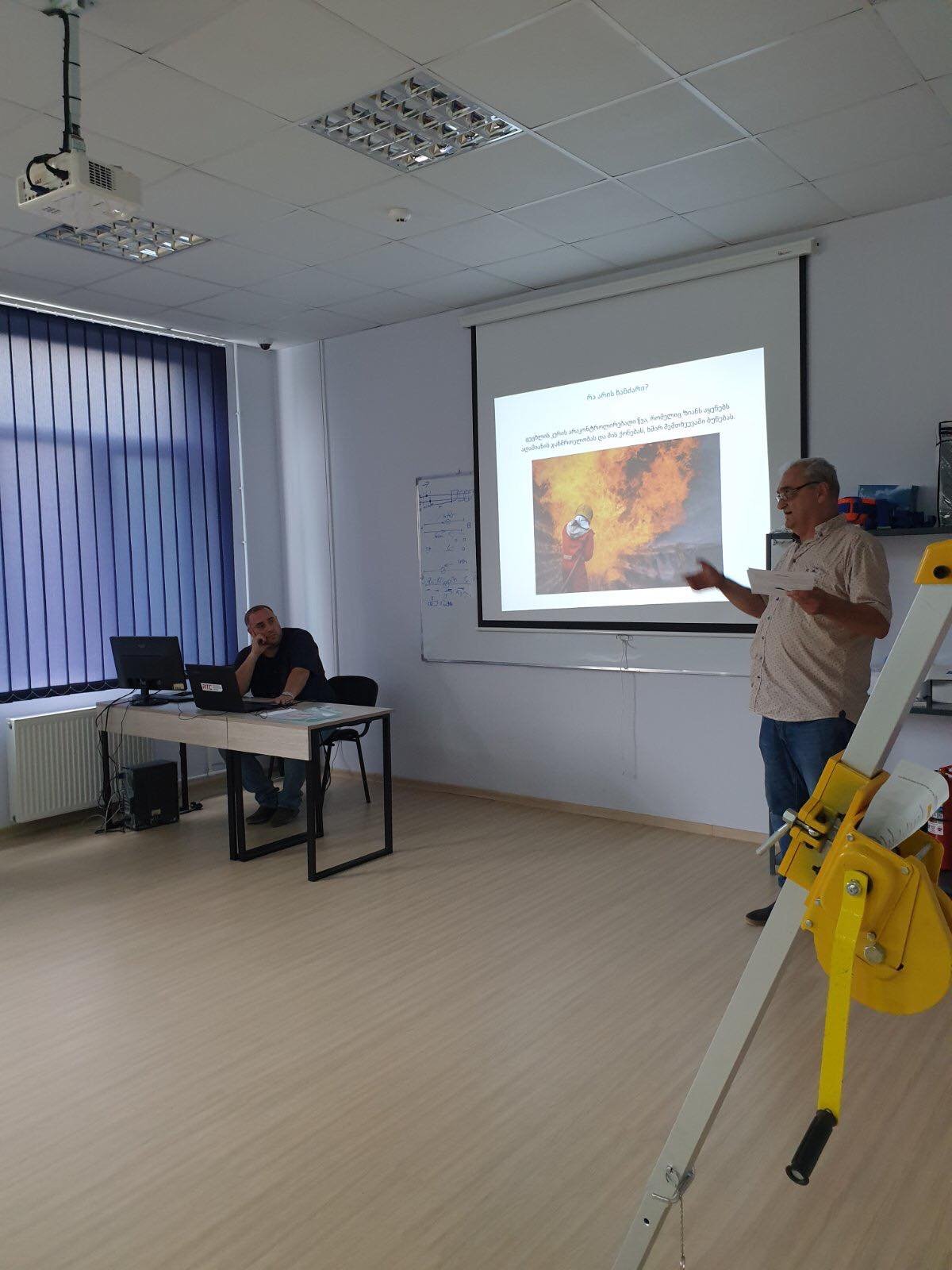 ა(ა)იპ სარკინიგზო ტრანსპორტის კოლეჯის თანამშრომლებს ჩაუტარდათ სახანძრო უსაფრთხოების ტრენინგი